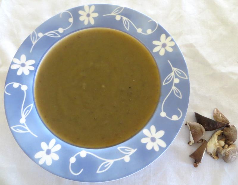 Prato de creme de shiitake e ab�bora acompanhado de alguns cogumelos shiitake