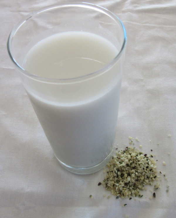 Copo com leite de c�nhamo.