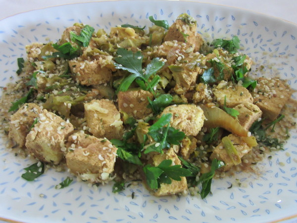 Tofu salteado com sementes de c�nhamo, salsa, gengibre e levedura de cerveja.