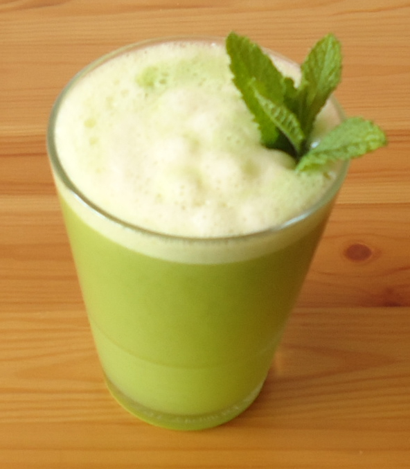 Copo de sumo de ma�� com br�colos e aipo