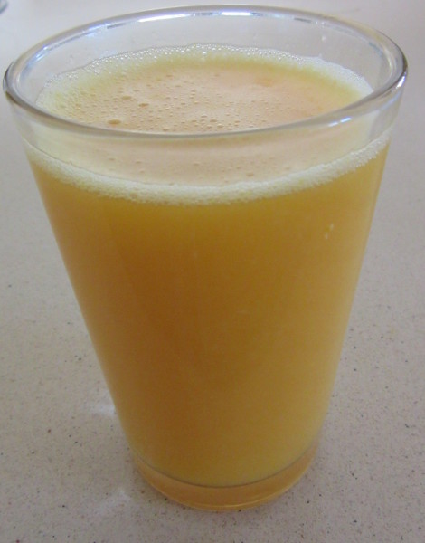 Copo de sumo de manga, laranja, lim�o e gengibre.