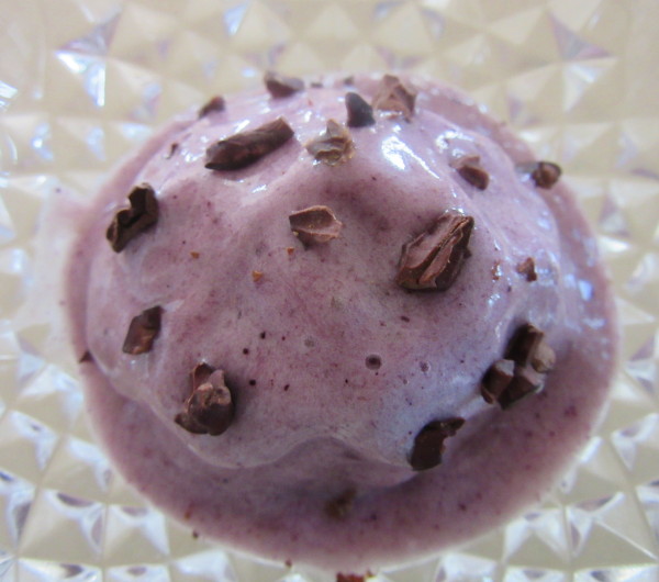 Ta�a de gelado de banana com maqui e pepitas de cacau.