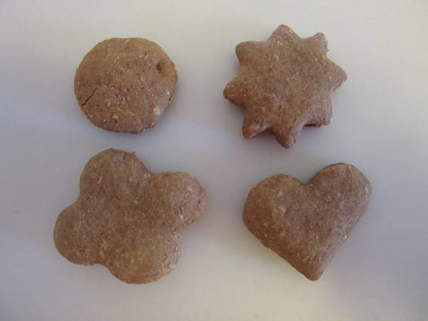 Bolachas de laranja e canela com v�rios formatos.