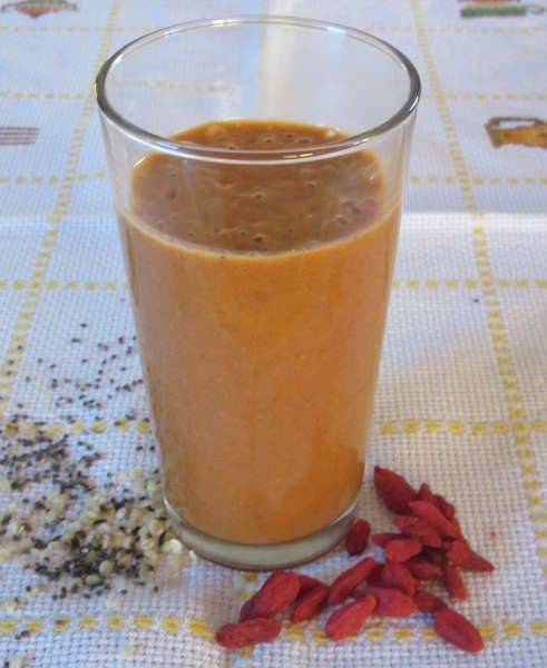 Copo com batido energ�tico de banana, sementes de chia, bagas goji e sementes de c�nhamo.