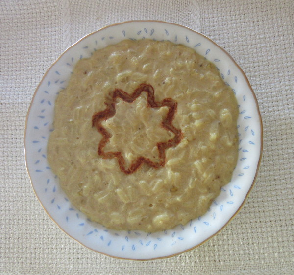 Prato com arroz doce, sem lactic�nios nem ovos, ado�ado apenas com t�maras.