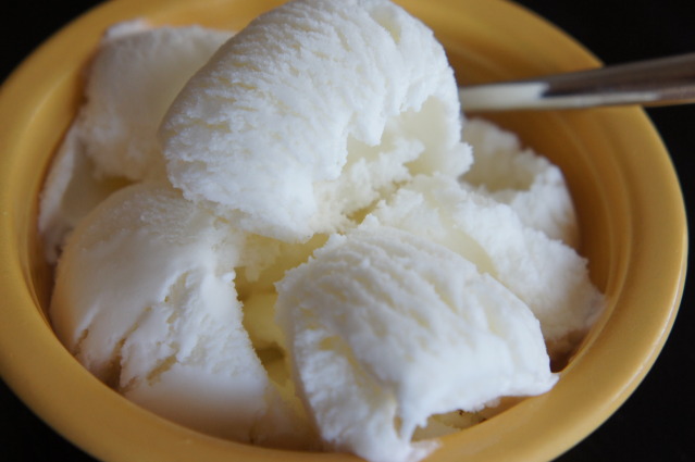 Ta�a de gelado de natas e coco