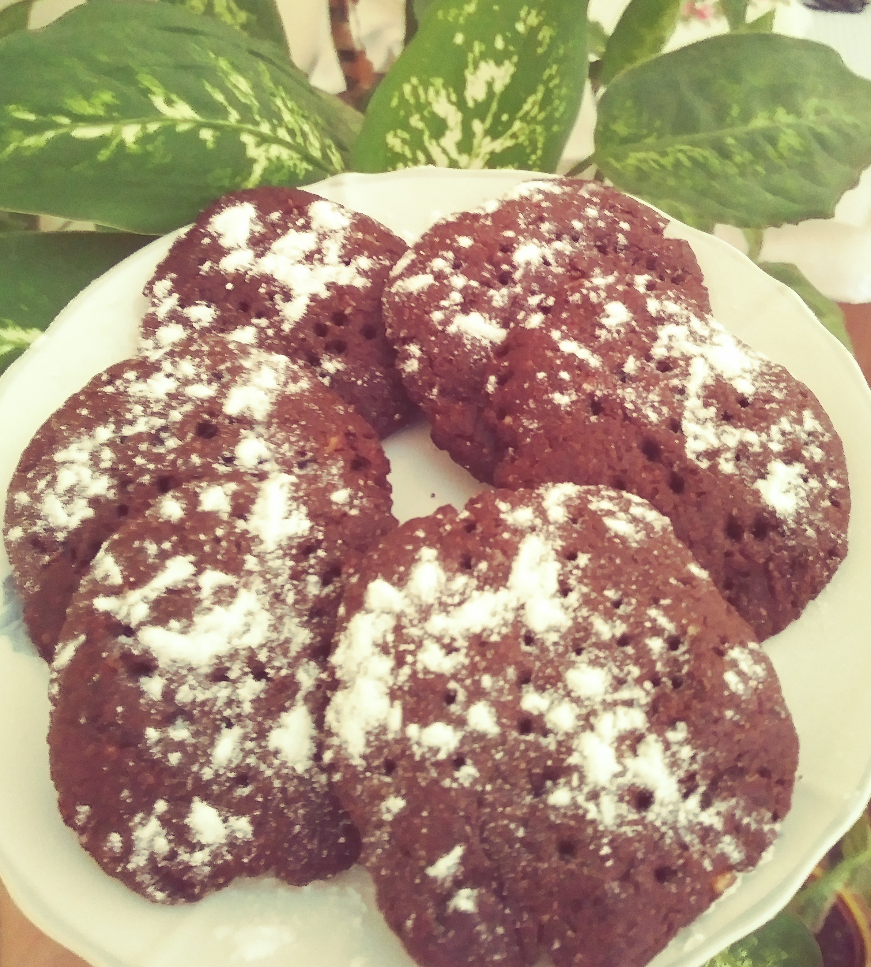 Bolachas de alfarroba e avel�s.