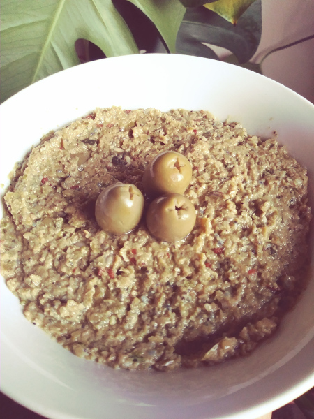 Tapenade probi�tica de azeitonas na ta�a.