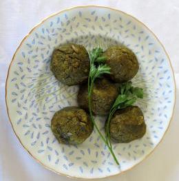 Prato com Alm�ndegas de okara e espinafres e salsa