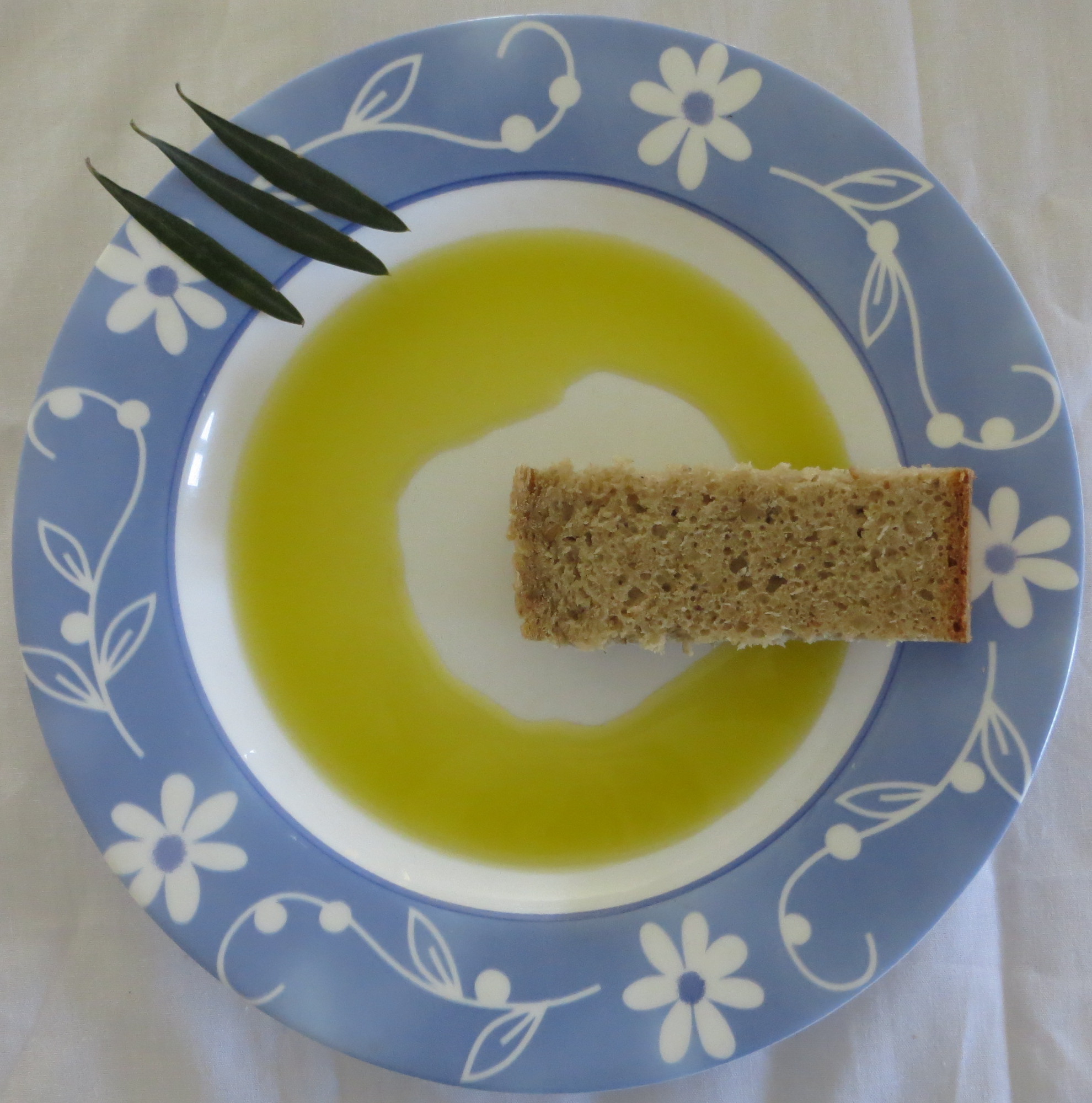 Azeite e p�o no prato.