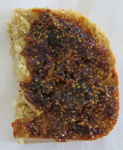 Fatia de p�o com compota de bagas inca