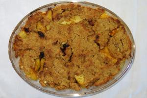 Ta�a de crumble de marmelo e bagas gojis