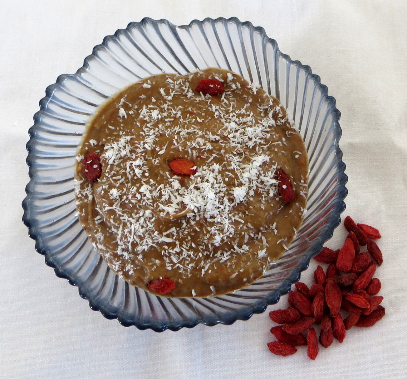 Ta�a com mousse de bagas gojis e cacau 